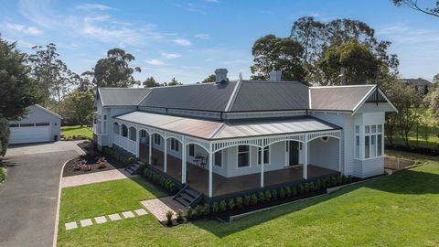 Presentando un'impressionante fusione di fascino vittoriano senza tempo e abitabilità contemporanea senza sforzo, questa casa di famiglia Frankston South con quattro camere da letto e studio di nuova costruzione offre spazi abitativi lussuosamente ar...