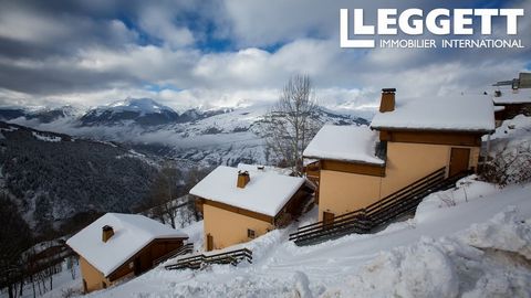 A31571DC73 - Investerings- of ontwikkelingsmogelijkheid. Deze 3 chalets liggen op slechts 150 meter van de kabelbaan Vanoise Express in het mooie dorpje Plan Peisey met heel Les Arcs, La Plagne, Paradiski voor de deur. De chalets zijn gebouwd in 2001...