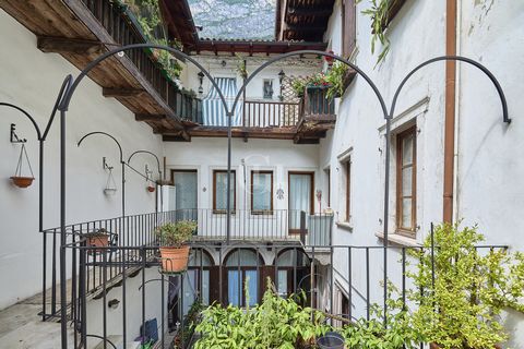 In the heart of the historic center of Riva del Garda, along one of the most picturesque streets of the Garda town and a short walk from Piazza Tre Novembre and Lake Garda, we offer for sale a prestigious apartment of large size. The property is loca...