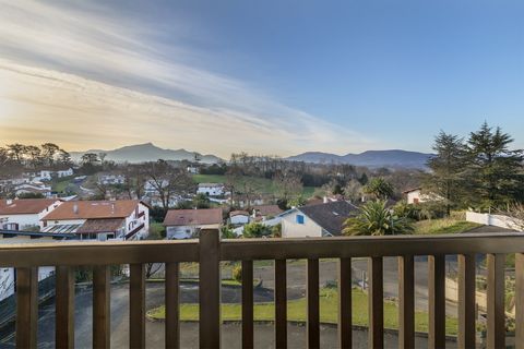 Urrugne begrenzt Ciboure Kommen Sie und entdecken Sie dieses schöne Haus in Südlage! Mit seiner aussergewöhnlichen Aussicht auf die Rhune und die Drei Kronen verfügt es über ein grosses Wohnzimmer mit angrenzender Küche, vier Schlafzimmer und zwei Ba...