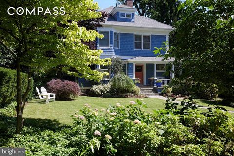 Een moderne Victoriaanse schoonheid in een legendarische straat in een van de meest gewilde buurten van Chevy Chase. Een van de oorspronkelijke historische huizen in de stad Somerset, deze karakteristieke residentie is liefdevol gerenoveerd en uitgeb...