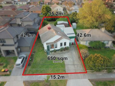 Detta välskötta hem ligger på ett generöst 649 m² stort kvarter (ca) i ett utmärkt läge, bara en kort promenad från alla bekvämligheter. Med tre rymliga sovrum (alla utrustade med inbyggda badrockar), kök med matplatser med S / S vitvaror, bänkskivor...