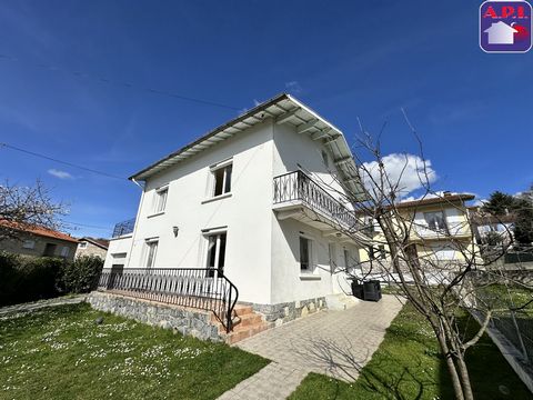 SPACIEUSE ET LUMINEUSE Maison très lumineuse de 145 m² sur un terrain de 536 m². Elle est composée de deux niveaux, en rez-de-chaussée une grande pièce à vivre, une cuisine séparée, une chambre, un WC et un couloir menant au garage. A l'étage, un cou...