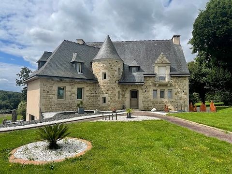 Cette jolie propriété de 204 m² est située en lisière d'un bourg breton empreint d'authenticité à seulement 30 minutes de Saint-Brieuc et de la côte de Penthièvre. La maison lumineuse est centrée sur une parcelle arborée de plus de 4000 m². L'ensembl...