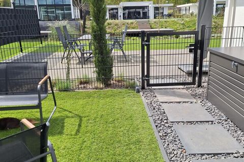 Deze gelijkvloerse villa heeft een groot terras en gazon rondom, de verschillende zitjes bieden je de hele dag zon en op een luie dag kun je genieten van de ligstoelen. Geniet samen van een maaltijd in de loungeset op het terras met een lekker stuk g...