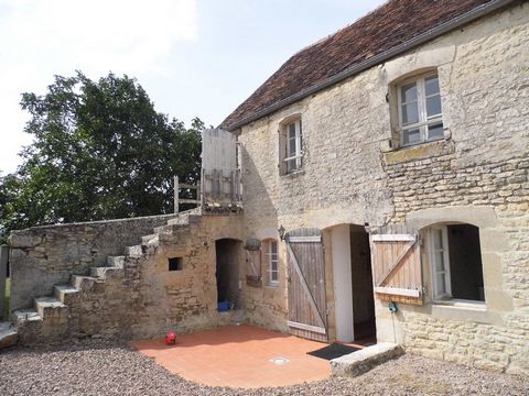 Maison de campagne en pierres blanches de 95 m² habitables dont au rez de chaussée l'entrée, la cuisine, un wc, le séjour avec cheminée tubée, à l'étage un couloir distribue trois chambres, la salle de bains avec wc, l'accès aux combles aménageables....