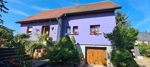 En quartier résidentiel, maison 5p de 132m2 habitable comprenant une entrée avec placard intégré, une cuisine séparée avec coin repas, un séjour avec accès sur la terrasse exposé sud, deux chambres, une salle de bains avec douche et baignoire, un WC ...