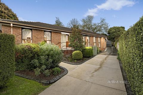 Adaptable aux besoins spécifiques de votre famille, cette maison de quatre ou même cinq chambres offre un cadre de vie satisfait avec l’option potentielle de deux espaces de vie. Un joli jardin ajoute encore plus d’attrait à ce favori de la famille p...