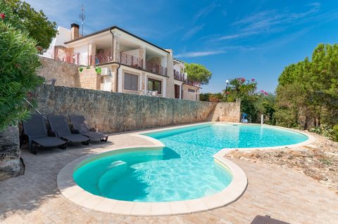 Masseria Belvedere, situé dans un terrain pittoresque en terrasses avec une vue magnifique sur la mer , est réparti sur deux niveaux offrant sur un seul niveau : 5 chambres en suite (4 avec balcon avec vue sur la mer), un coin lecture et quelques esc...