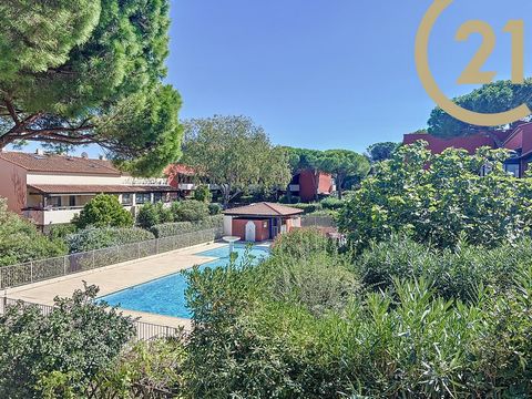 VENTE EN EXCLUSIVITE - FREJUS - TOUR DE MARE - Bel appartement 3 pièces de 44m2 (34m2 Carrez) situé au premier et dernier étage dans une jolie résidence sécurisée et arborée avec gardien et piscine. Il offre de plain-pied : une entrée, un séjour avec...