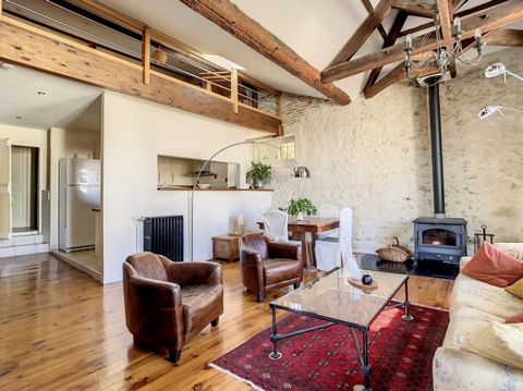 Coup de cœur pour cette bâtisse intemporelle et unique ! Magnifique maison de 1900 située dans le vieil Auch à proximité immédiate de la place de la mairie. 191 m² répartis sur 3 paliers offrent 4 chambres, 2 salles d'eau et une salle de bains, un bu...