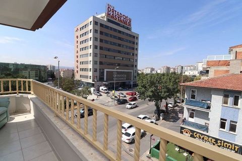 Appartamento duplex 5+1 sulla strada più bella di Yenimahalle L'autobus-dolmus passa davanti all'edificio. 5 minuti a piedi dalla metropolitana Di fronte c'è il Middle East Hospital Dispone di 2 ampie terrazze e ha una vista sulla natura. Si trova a ...