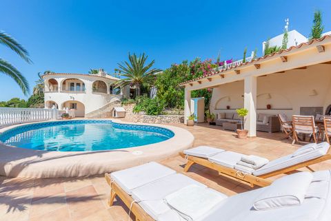 Cette villa de luxe avec vue panoramique sur la mer à Benissa est située sur un terrain dangle avec une intimité totale dans une rue calme à sens unique à Montemar, à seulement 3 km de la crique de Baladrar. La maison principale est divisée en deux é...