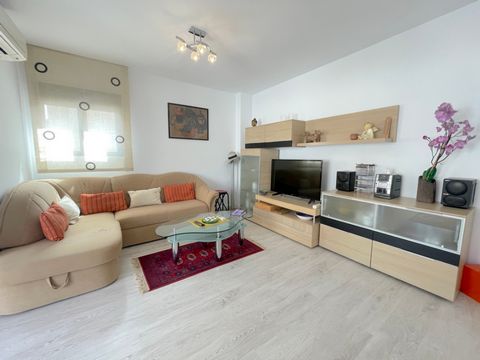 Willkommen in dieser modernisierten Eckwohnung im Zentrum von Moraira! Dieses helle Anwesen verfügt über Annehmlichkeiten wie einen Aufzug, 2 Parkplätze und eine Klimaanlage (warm/kalt). Beim Betreten finden Sie ein geräumiges Wohn-Esszimmer mit Zuga...