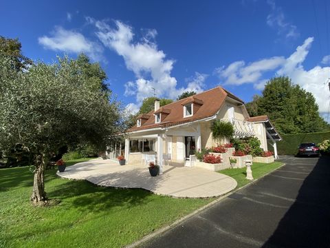 Come and discover this charming family home of about 180 m2! Nestled in the heart of a magnificent 2,450 m2 park with trees and flowers, it is only 5 minutes from TOTAL and 15 minutes from the city center of PAU. On the ground floor, you will be sedu...