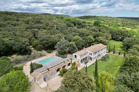 À seulement quelques minutes d'Uzès, dans un charmant petit village entouré de collines, comme en pleine nature, découvrez cette superbe bâtisse rénovée avec des matériaux de très belle facture, et entièrement restructurée pour une distribution fluid...