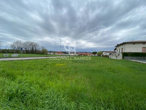 Terreni edificabili in vendita a Manerba del Garda In una posizione verdeggiante e tranquilla, ma a pochi passi da tutti i principali servizi, proponiamo lotti edificabili di varie metrature, a partire da 730 mq, con eccellente volumetria edificabile...