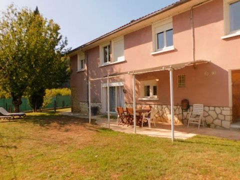 Aux portes de Souillac et de toutes ses commodités , dans un environnement résidentiel et calme, cette vaste et agréable maison vous attend. Entourée de son petit jardin arboré et entièrement clôturé, avec terrasse, garage fermé et grand abri de bois...