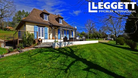 A27755SUG24 - Mit atemberaubendem Panoramablick befindet sich dieses traditionell gestaltete Haus mit 3 Schlafzimmern in guter Lage auf einem Hügel mit einem locker verstreuten Weiler mit 4 Wohnungen hinter dem Kamm, der einen ungestörten Blick biete...