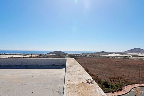 APPARTEMENT SPACIEUX DANS UN VILLAGE AGRÃ‰ABLE Dans un village tranquille de Grande Canarie, se trouve un appartement trÃ¨s SPACIEUX dans un immeuble de trois voisins, qui a besoin d'un peu de rÃ©novation pour l'adapter Ã  votre goÃ»t, Ã  seulement 5...