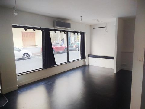 Local commercial de 47m2 avec cave situé au centre ville de Vichy, à proximité directe de la rue de Paris et du centre commercial les Quatre chemins. Il se compose d'une pièce principale avec vitrine de 30m2, d'une arrière boutique de 10m2 avec douch...