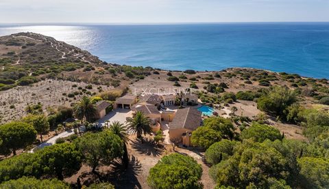 Omarm de ultieme woonervaring aan de kust in deze prachtige villa aan zee, genesteld op de kliffen tussen Luz en Burgau. Deze villa ligt op slechts vijf minuten van het strand en de plaatselijke voorzieningen en biedt een zeldzame combinatie van afzo...