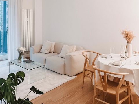 The 2-room flat is located on the 1st floor of the side wing in an apartment building on Schloßstraße with a view of the quiet inner courtyard. The flat offers 52 square metres of living space and was extensively renovated in 2022. The property is re...