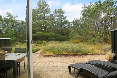 Casa in legno con arredi di buon gusto. Posizione appartata su un grande appezzamento naturale nella località turistica di Blåvand. C'è una sabbiera e un campo da beach volley.