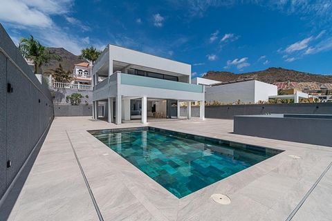 Wunderschöne, kürzlich fertiggestellte Villa zum Verkauf in Costa Adeje. Dieses helle und moderne Anwesen bietet 300 m², verteilt auf 4 große Schlafzimmer, 4 Badezimmer, eine ausgestattete amerikanische Küche, ein gemütliches und geräumiges Wohnzimme...