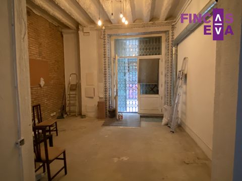 Fincas Eva präsentiert: Lokal zum Verkauf im Zentrum von Barcelona. Ausgezeichnete Lage im Gotischen Viertel. Es ist von der Straße aus zugänglich und verfügt über 209 m², verteilt auf 190 m² im Erdgeschoss, plus 19 m² Keller, der als Lager genutzt w...