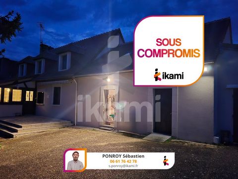 Het is in het dorp Varennes-sur-Fouzon dat ik u deze charmante residentie presenteer die met zorg is gerenoveerd en een harmonieuze mix biedt tussen het cachet van de oude en praktische voorzieningen. Dit ruime huis omvat op de begane grond een inger...