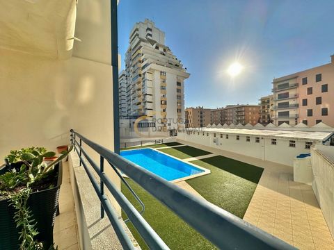 REDUCCIÓN DE PRECIO - Ahora 223.000 Amplio apartamento de un dormitorio con techos de tres metros de altura, amplia terraza y garaje cerrado ubicado en una comunidad cerrada a solo cinco minutos a pie de la playa. El apartamento con doble acristalami...