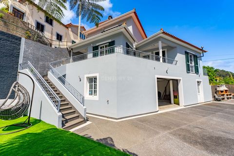 Découvrez cette superbe villa de quatre chambres, située dans la charmante paroisse de Loural, municipalité de São Vicente. Idéale pour ceux qui apprécient la tranquillité et le bien-être, la maison offre un emplacement privilégié, à seulement quelqu...