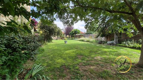 Sandrine DUPORT presents to you in the town of Mazères in the immediate vicinity of all amenities and shops, a charming single-storey villa in its green setting Offering a peaceful and pleasant living environment, this 115m2 villa offers you all the ...