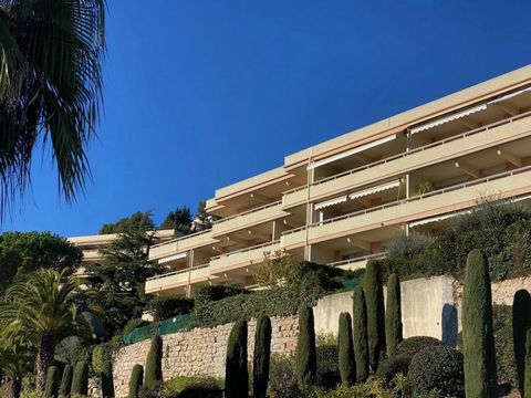 Situé dans une résidence de standing sécurisée avec piscine et court de tennis, au cœur d'un vaste parc, cet appartement de trois pièces bénéficie d'une vue magnifique sur la mer et d'une terrasse ensoleillée. L'appartement dispose en outre d'un gran...