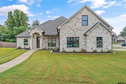 Welkom bij 4212 Indian Creek Court, genesteld in de zeer gewilde wijk Oak Creek in Tyler, Texas. Dit prachtige huis combineert elegantie en comfort en biedt een ongeëvenaarde levensstijl voor degenen die de fijnere dingen in het leven waarderen. Stap...