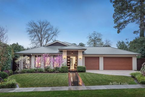 Situada en una de las principales calles de Blackburn, esta excepcional casa familiar establece el estándar de diseño contemporáneo, combinando una calidad superior con un estilo elegante. Ubicado a pocos pasos del famoso Santuario del Lago Blackburn...