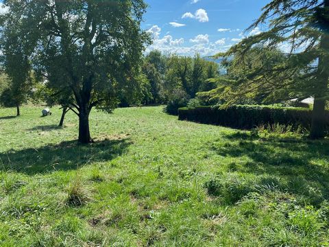 Joli terrain sur la commune d'Andilly avec vue dégagé sur les sommets Libre de constructeur avec un COS de 0,20, cette parcelle de 928 m2 offre un grand nombre de possibilités.