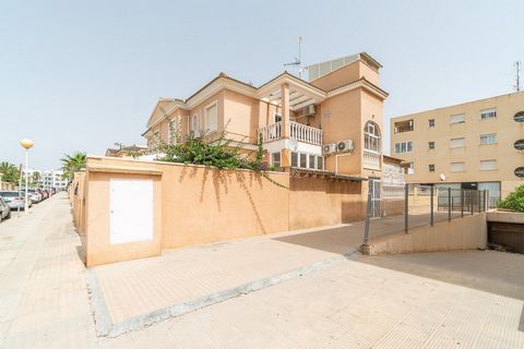 Entdecken Sie dieses charmante Apartment in Orihuela Costa, gelegen in der idyllischen Gegend von La Zenia. Dieses 54 m² große Juwel liegt nur 400 Meter von den goldenen Stränden des Mittelmeers und einen kurzen 200 Meter langen Spaziergang vom Einka...