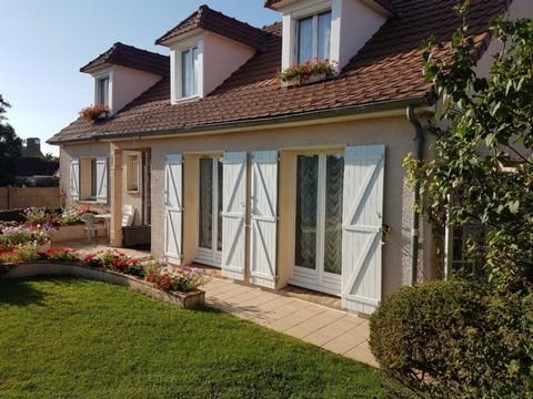 Maison individuelle de 1990 avec jardin de 900m2 clos Cuisine équipée récemment changée belle pièce à vivre de 57m2 avec cheminee donnant sur une belle terrasse et jardin Au rez-de-chaussée , 1 chambre, 1 bureau, et une salle de douche, WC indépendan...