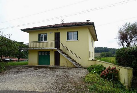 Située dans un quartier calme du village avec vue sur campagne maison 165 m² comprenant à l'étage: entrée, salle à manger/salon, cuisine indépendante, 4 chambres, salle d'eau et wc séparé. Rez-de-chaussée en partie aménagé: pièce principale de 30 m² ...