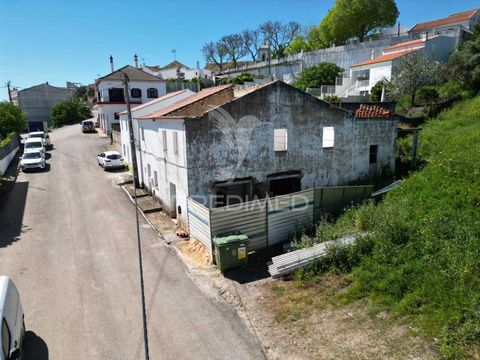 Moradia na aldeia, inserida no núcleo urbano, com terreno 720m2 e cerca de 160m2 de construção. Projeto de arquitetura pago.  Imóvel encontra se em fase de reconstrução. Valor do imóvel no estado em que se encontra Para mais informações não hesite em...