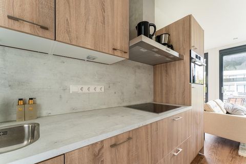 Deze unieke kubuswoning is ideaal voor een vakantie met het gezin of een paar vrienden. Het is gezegend met een mooie ligging nabij Harderwijk en je kunt heerlijk ontspannen in de fijne tuin. Je kunt een balletje slaan op de naastgelegen golfbaan of ...