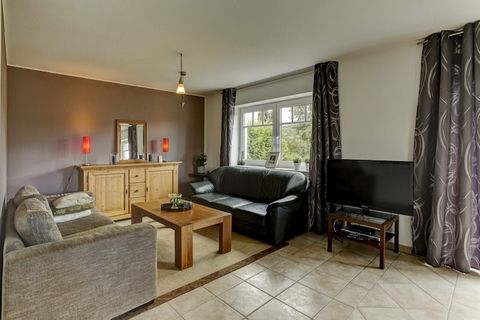 Maison de vacances indépendante pour 6 personnes d'environ 112 m2 sur un terrain de 598 m2, équipée de toutes les commodités. Situé au calme au milieu de la nature du Sauerland avec une vue imprenable sur les montagnes. Un beau salon spacieux avec po...