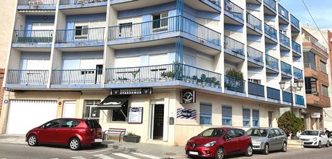 Commercial unit on the main high street of Guardamar. It offers 62m2, already decorated and ready for use.