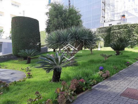 Apartamento T3 no 2º piso, inserido no condomínio fechado de referência na zona privilegiada da Ajuda. Este imóvel caracteriza-se pelas suas áreas amplas e uma notável iluminação natural. Constituído por duas suites, um quarto e uma casa de banho soc...