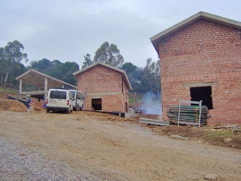 A rural complex under construction is offered, with works currently stopped but with all the licenses in order. This project represents an excellent investment opportunity for those interested in developing a rural complex. The complex has three hous...