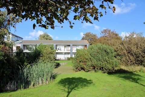 Ce charmant appartement acceptant les animaux de compagnie à Noordwijk offre un havre de paix en bord de mer pouvant accueillir jusqu'à 4 personnes. Situé juste derrière les dunes, vous bénéficierez d'un accès facile à la plage immaculée de la mer du...