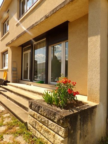 Dans une petite copropriété de deux logements ce joli appartement de 125 m2 possède tous les avantages d'un logement de ville. Lumineux et spacieux le séjour de 40 m2 semble presque démesuré en totalisant à lui seul un tiers de la surface plancher. T...