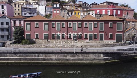 Loja  à venda na marginal de Gaia, no empreendimento residencial e comercial Pescaria que alia história, localização e arquitetura contemporânea. Este estabelecimento distingue-se pelas áreas generosas, pés-direitos altos e soluções de design contemp...